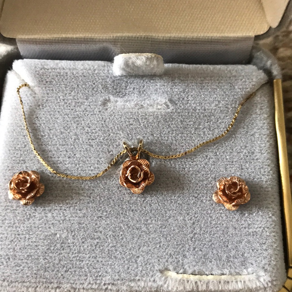 Gold necklace w/ pierce earings
